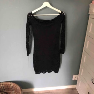  - Svart off shoulder, spetsklänning med långa ärmar använd max 2 gånger har fin spetskant vid bröstkorgen tror den kommer från Gina tricot