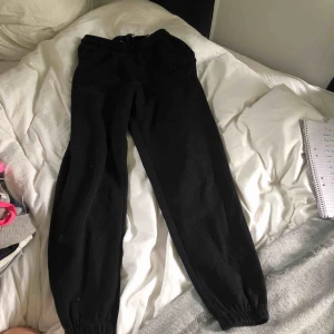  - Svarta mjukisbyxor med svart broderat märke på vänster ben, använt skick (lite noppriga) 😊