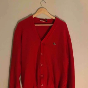  - Retro kofta från Lacoste i bra skick! Möts upp i Stockholm, annars står köparen för frakt :) 