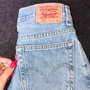  - Superfina Levis shorts, W27 & L28 passar mig med XS/S! Tyvärr kommer dem aldrig till användning, i toppenbra skick. Innertyget på fickorna går även att ha synligt på utsidan om man vill de