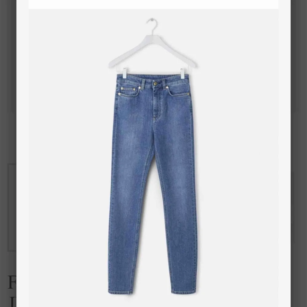 Jeans från Filippa K (knappt använda) Nypris: 1595:-  Ge mina jeans en chans att få dra till sig blickar igen👀. Jeans & Byxor.