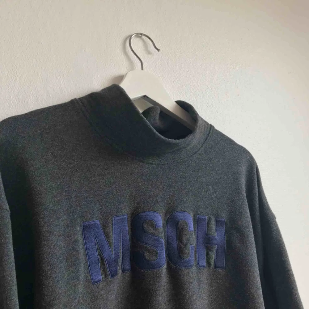 Oversize sweatshirt med hög krage från Moss Copenhagen. OBS! tröjan jag säljer är mörkgrå med lila text(bild 2 och 3) - bild 1 är i annan färg och för att visa passform! Nypris ca 700kr och sparsamt använd🌸 . Hoodies.