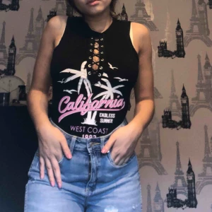  - Nästan oanvänd, superfin body. Varför ja väljer att sälja den är för att den är lite för stor för mig. Och hoppas den får en annan ägare som rockar den! Kan mötas upp Göteborg/Stenungsund och Tjörn eller så står köparen för frakt 💕