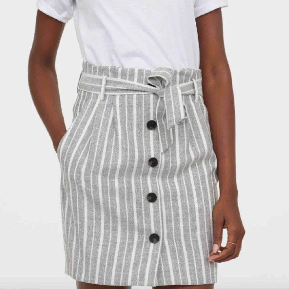 Paperbag kjol från H&M i mycket bra skick. Köpare står för eventuell frakt. Kjolar.