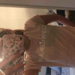  - Naturligtvis äkta ck t-shirt köpt på Åhléns för 450kr har ja för mig, ❤️ passar s också skulle ja säga