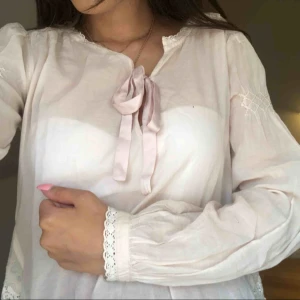  - Säljer denna söta blus från Oddmolly! Storlek XS men passar även för de med storlek S. Blusen har ett fint silkesband vid bröstet.