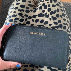  - En helt ny Michael kors plånbok ”jet set travel flat case” som köptes för 1195 kr på zalando och säljes nu för 500 kr. Priset kan diskuteras. Kan frakta eller mötas upp i Stockholm 