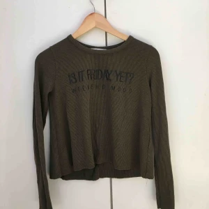  - Militär grön långärmad tröja som är super skön Frakten står köparen