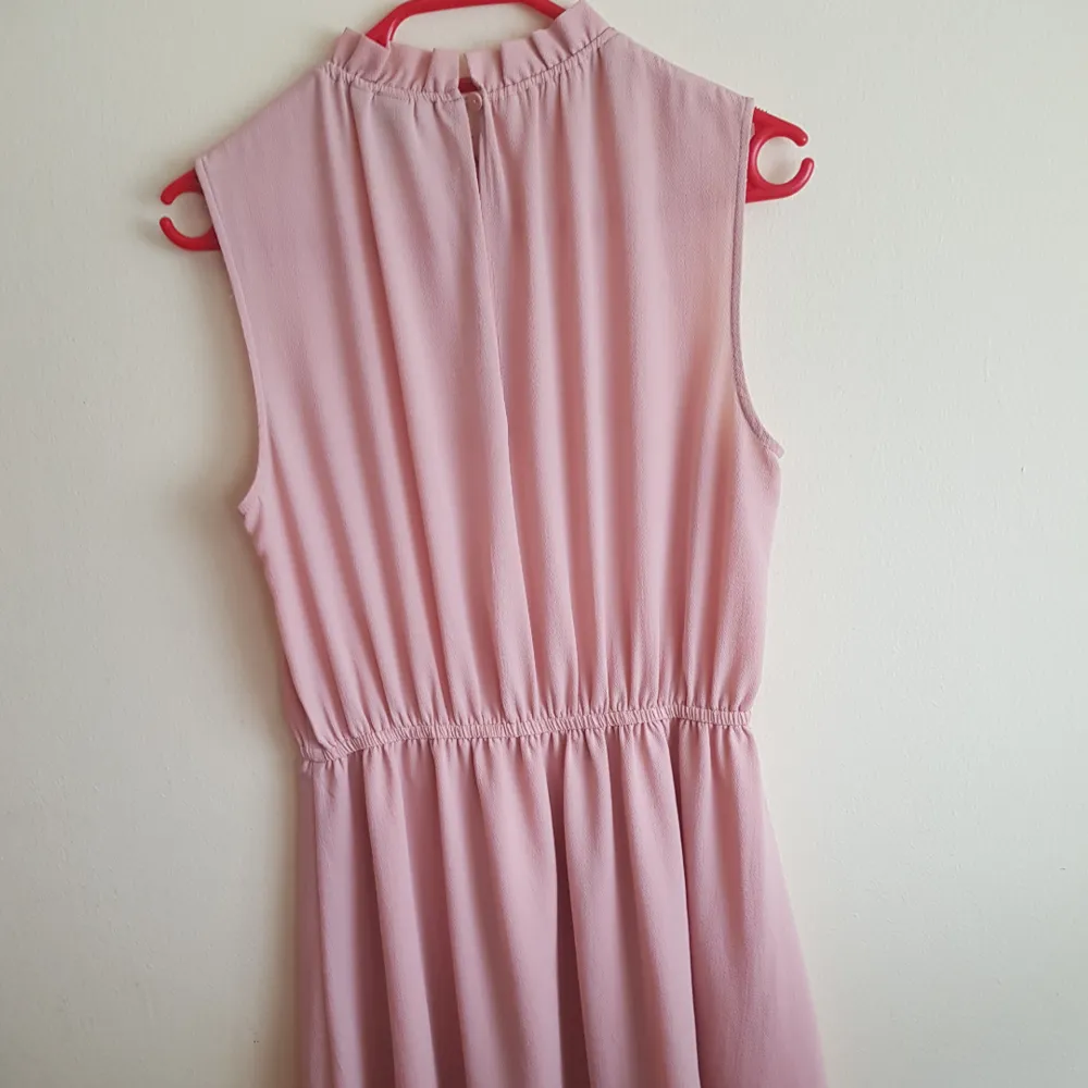 Jättefin kvalité rosa klänning. Använd fyra gånger som mest. Storleken är 36. Priset kan diskuteras och köparen betalar för frakt. Tveka inte om du har några frågor 💗💓💗💖. Klänningar.