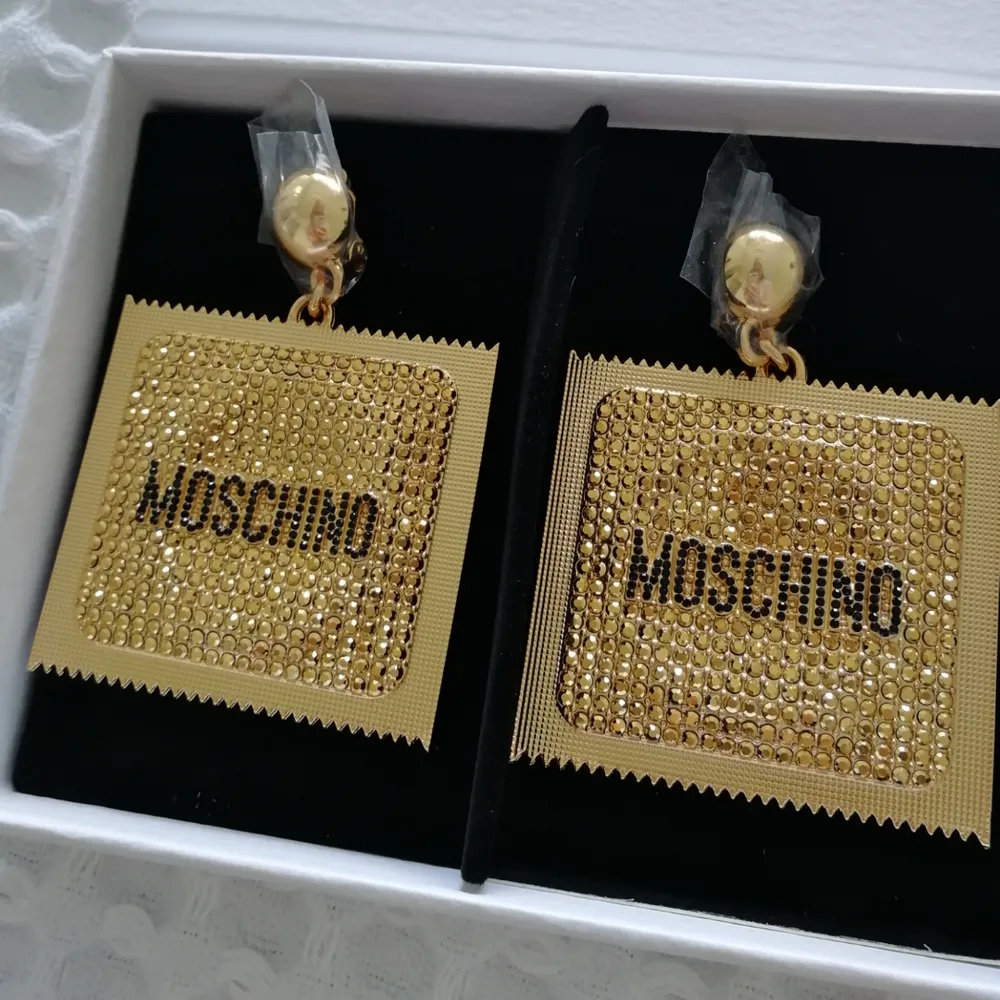 Säljer mina oanvända örhängen från H&Ms samarbete med Moschino. Kan mötas upp eller skicka. (Mottagare betalar porto). Nypris 399 SEK . Accessoarer.