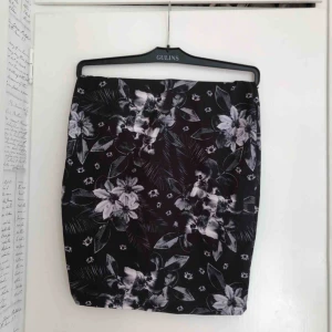  - Underbar tubkjol med blodtryck. Den har ett ganska tjockt resårband i midjan som gör att den sitter riktigt bra! 