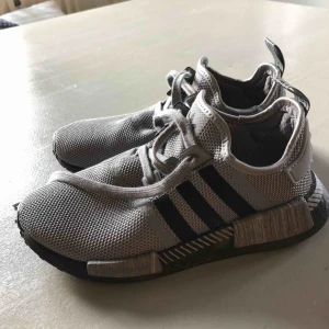  - Helt nya Adidas skor köpta på JD sports för 900 kr (Rea) köpte dem för ca 2 veckor sedan och använda 2 gånger säljer dem pga för små. Frakten kan delas på, annars kan mötas upp i Stockholm