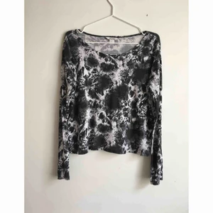  - Långärmad mönstrad tröja från monki. Använd fåtal gånger🌸🌸