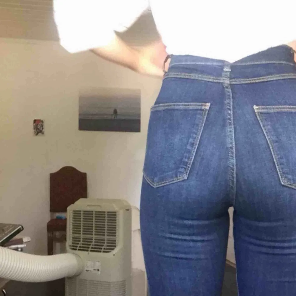 Säljer dessa jättefina bootcut byxorna från Zara som tyvärr ej används💗. Jeans & Byxor.