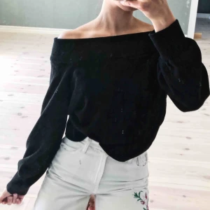  - Supermysig och snygg tröja från hm i offshoulder-modell. Dm vid mer bilder & info, frakt ingår i priset!! (Säljer även byxorna på bilder, se profil)