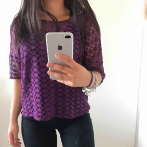  - En snygg festlig topp i färgen lila, jag har ett linne under toppen men det funkar med bh med. Snygg & somrigt 