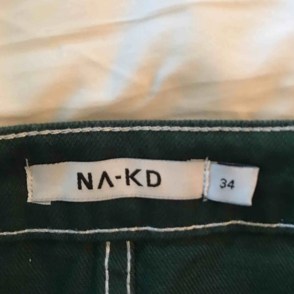 Helt oanvänd kjol från na-kd i grön jeans med snygga vita sömmar. Den är tyvärr för liten för mig och måste därför sälja den vidare :( köp för 399-499kr. Köparen står för frakten. Kjolar.