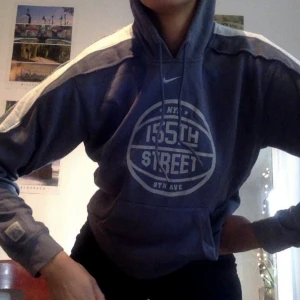  - Unik Nike huvtröja Finns inga dumma frågor, så våga fråga :)  Har massor av annonser ute, så kolla in jag samfraktar gärna! Fraktar spårbart om så önskas, kan också mötas upp i Stockholm