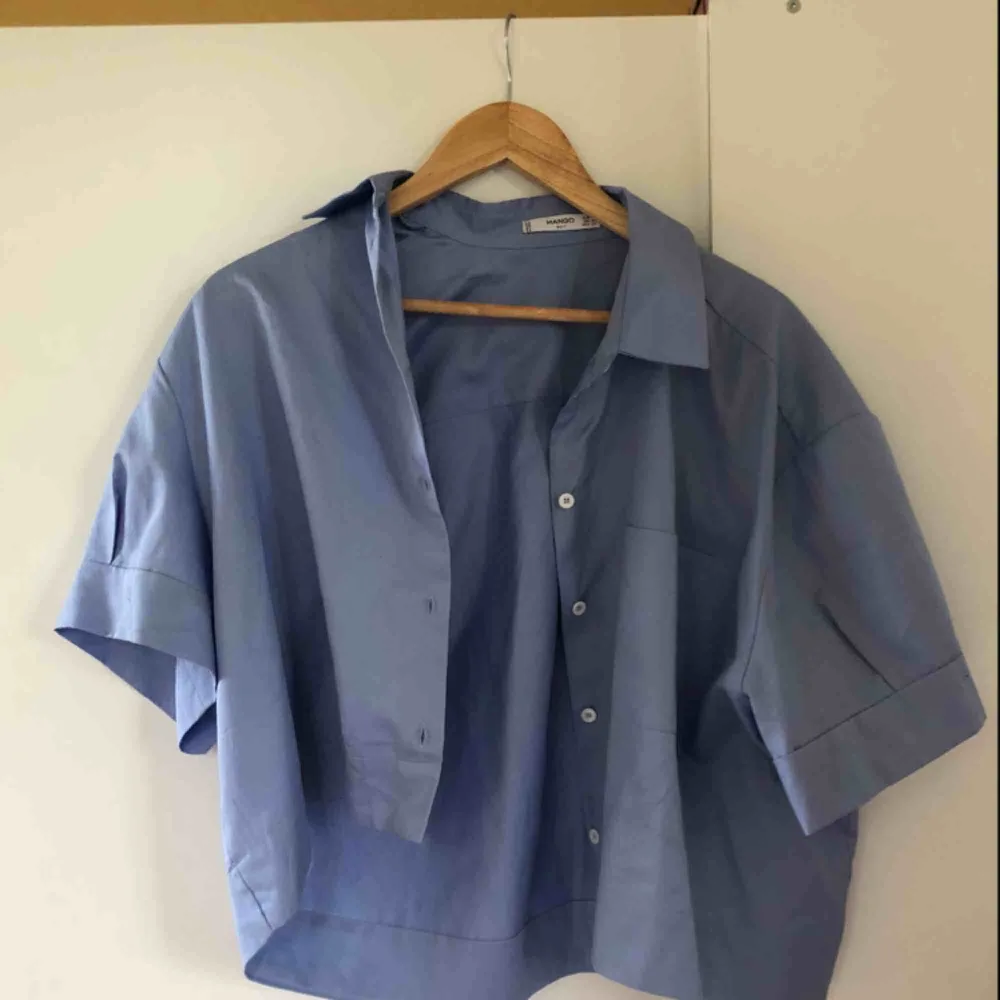 Croppad kortärmad skjorta från Mango i storlek S. Luftigt material. Oanvänd. . Skjortor.