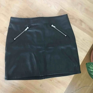  - Kjol i skinnimitation i storlek 34 från HM