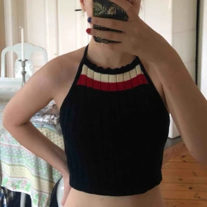  - Jättefin stickad croptop från Brandy Melville. Knappt använd. One Size men skulle passa XS-M skulle jag tro. 