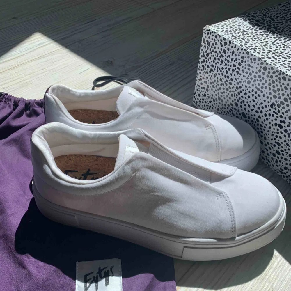 Vita sneakers från Eytys (DOJA SO FABRIC WHITE) Skorna är i storlek 40, men de är små i storlek och passar som ett par 39. Skicket är mycket bra då de endast är använda en gång.  Hör gärna av dig om du har eventuella frågor 😊 . Skor.