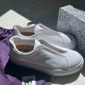  - Vita sneakers från Eytys (DOJA SO FABRIC WHITE) Skorna är i storlek 40, men de är små i storlek och passar som ett par 39. Skicket är mycket bra då de endast är använda en gång.  Hör gärna av dig om du har eventuella frågor 😊 