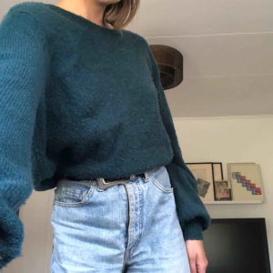  - En grön stickad tröja från Linn Ahlborgs kollektion med Nakd. Tröjan har en jättefin urringning på ryggen som verkligen ser bra ut. Kan mötas i Sthlm annars står köparen för frakt😊