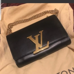  - Söker söker söker  Louis vuitton louise chain bag