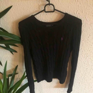  - Svart kabelstickad tröja från Ralph Lauren  Strl XS  Köpt för ca 1200kr   Använda några gånger men den är i väldigt bra skick Betalning sker via swish 