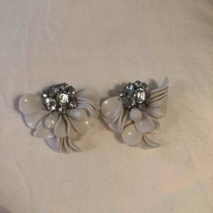  - Sparsamt använda örhängen, inköpa från H&M. Köparen står för frakten.