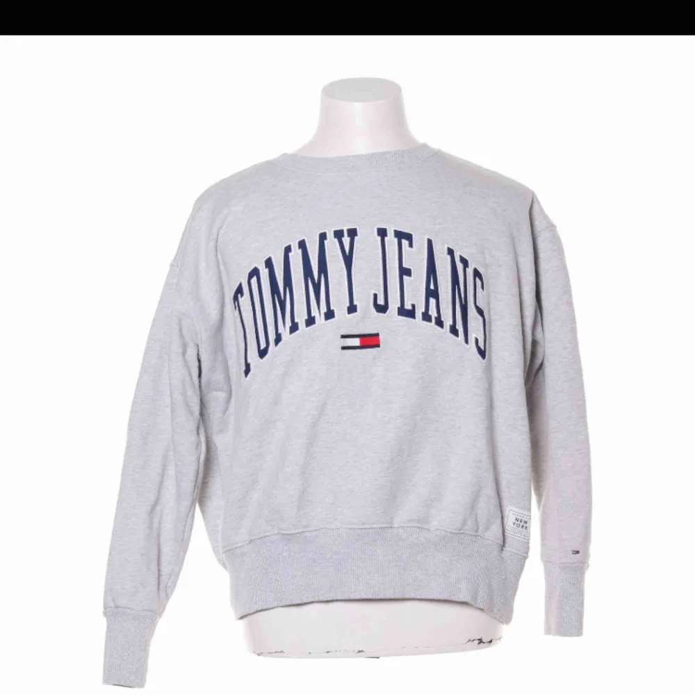 Tommy jeans tröja superfin, köparen står för frakten, äkta. Hoodies.