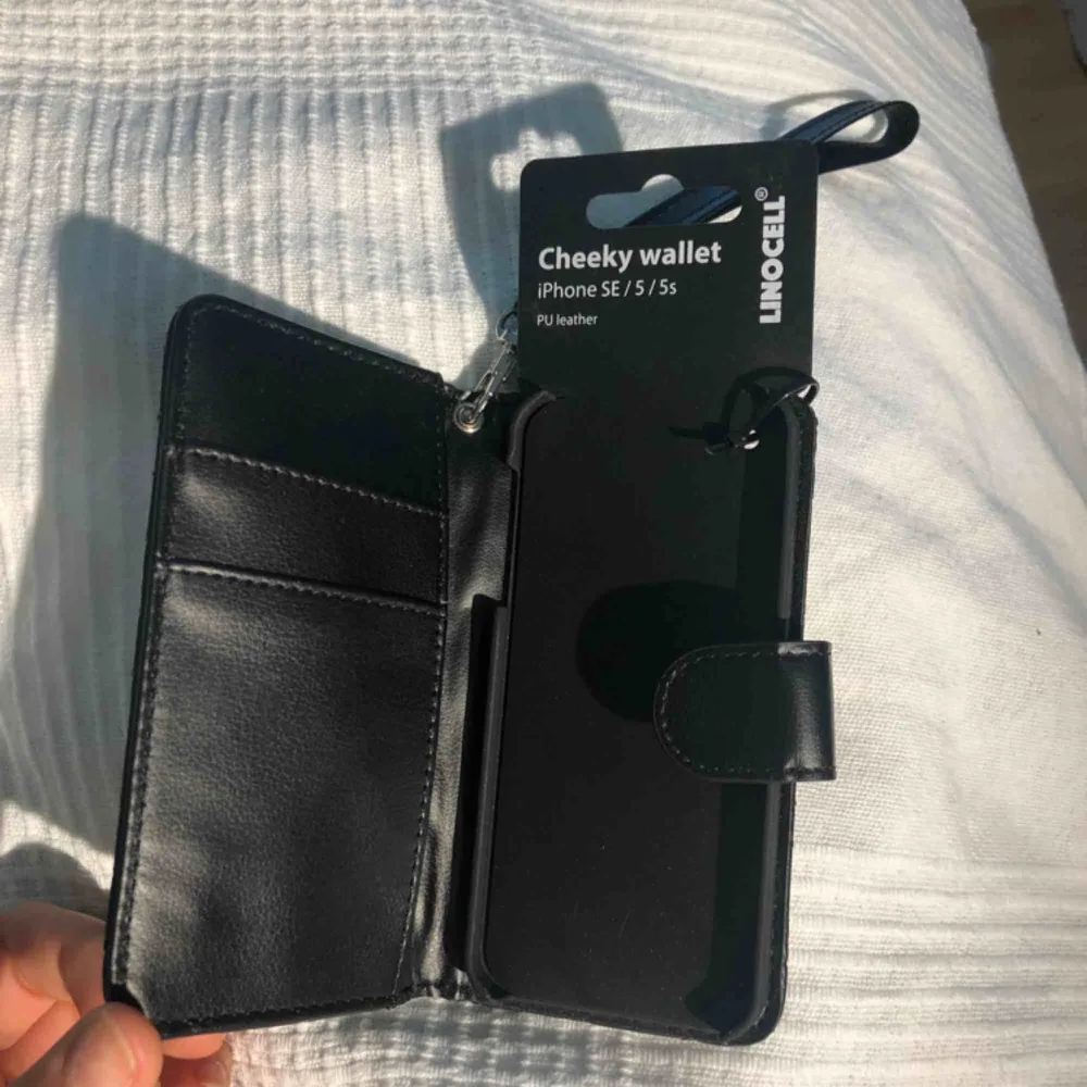 Väldigt coolt IPhone plånbokskal som är helt nytt!! Bara legat i en låda, därav lite dammigt. Det passar SE, 5 och 5s!!! Pris kan diskuteras!! Hör av er:) kan mötas upp eller frakta!. Väskor.