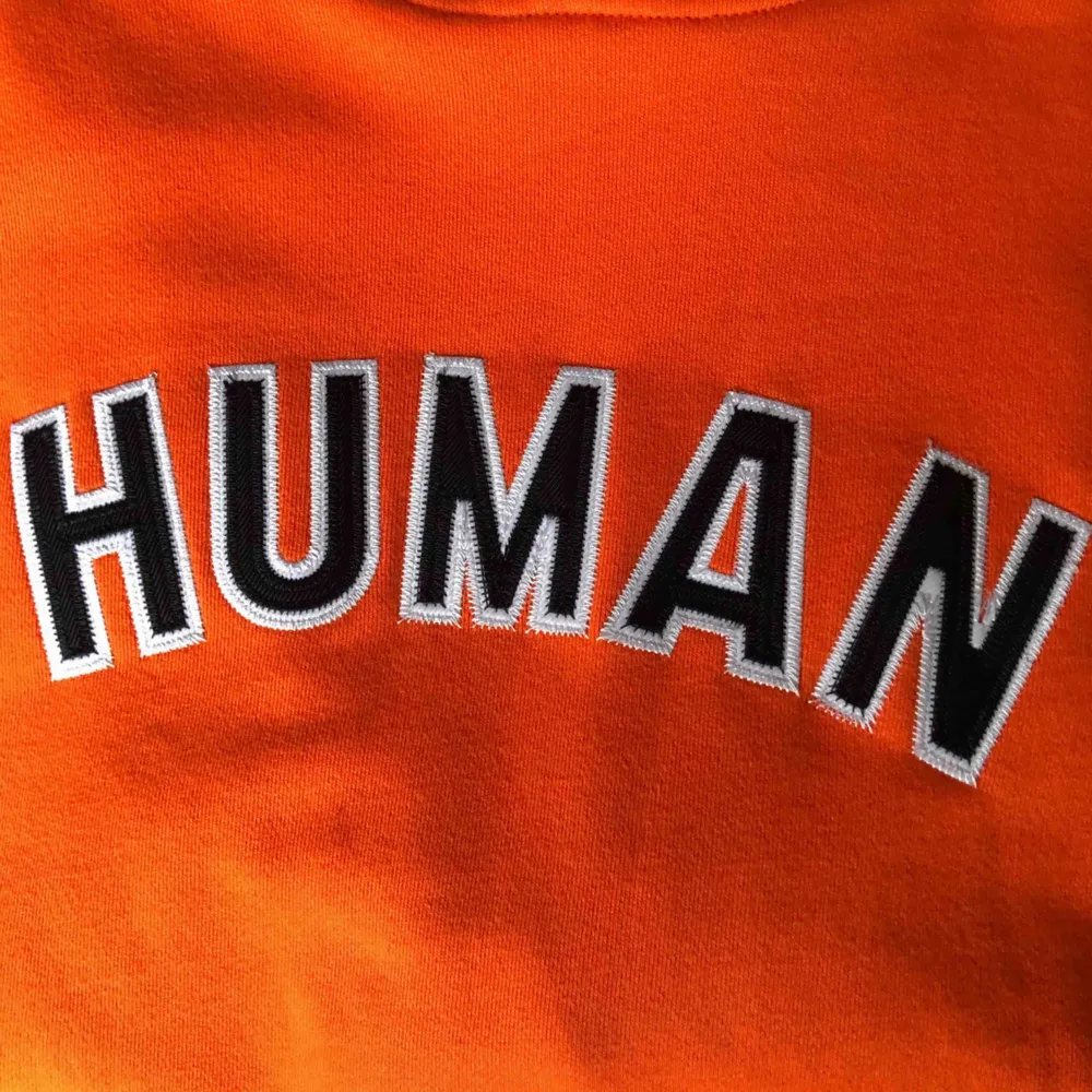Denna orange helt oanvända hoodie kommer ifrån märket Human och är i storlek S men är oversized och passar även större storlekar. Du som köpare står för frakt❤️. Tröjor & Koftor.