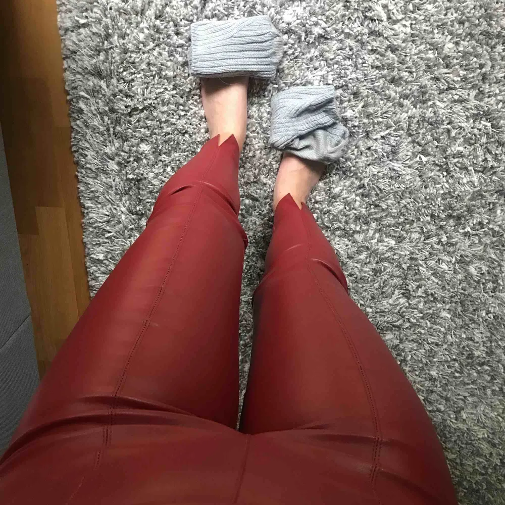 Snygga och coola röda skinnbyxor från Zara! Super sköna! . Jeans & Byxor.