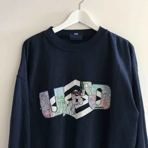  - Tunn collegetröja med stort tryck framtill. Frakt tillkommer