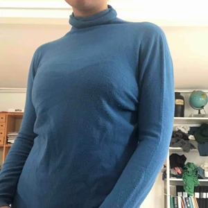  - Ljusblå polotröja. Vet inte var den kommer ifrån eller vilken storlek då lappen är borta men den är stetchig så den passar alla mellan XS-M skulle jag säga.