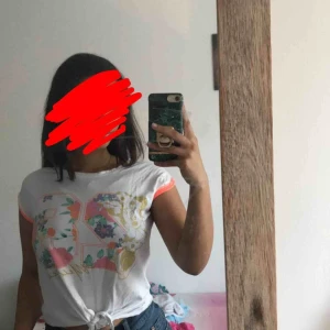  - Fin t-shirt, står storlek 13-14 years men cirka S-M