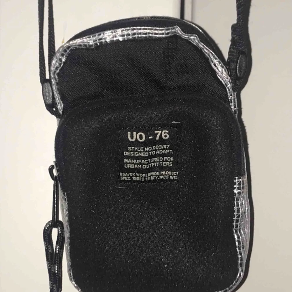 Liten och supersmidig väska från Urban Outfitters! Får plats med mobil, nycklar och plånbok basically skitnirre. Möts ENDAST upp i stockholm, fraktar ej!!. Väskor.