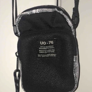  - Liten och supersmidig väska från Urban Outfitters! Får plats med mobil, nycklar och plånbok basically skitnirre. Möts ENDAST upp i stockholm, fraktar ej!!