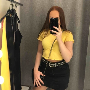  - Gul fin tröja från ginatricot! Den är rätt stretchig så passar även S. Möts upp i linköping eller så står köparen för frakt ❣️❣️❤️