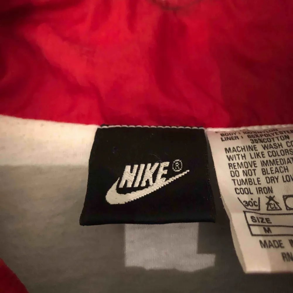 Vintage vindjacka från Nike. Köpt på Plick. Säljes för 170kr + Frakt. Jackor.