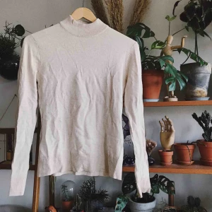  - Finstickad beige tröja, såå mjuk och skön! Använd en gång. Köparen står för frakt, kan eventuellt mötas upp i Stockholm också!