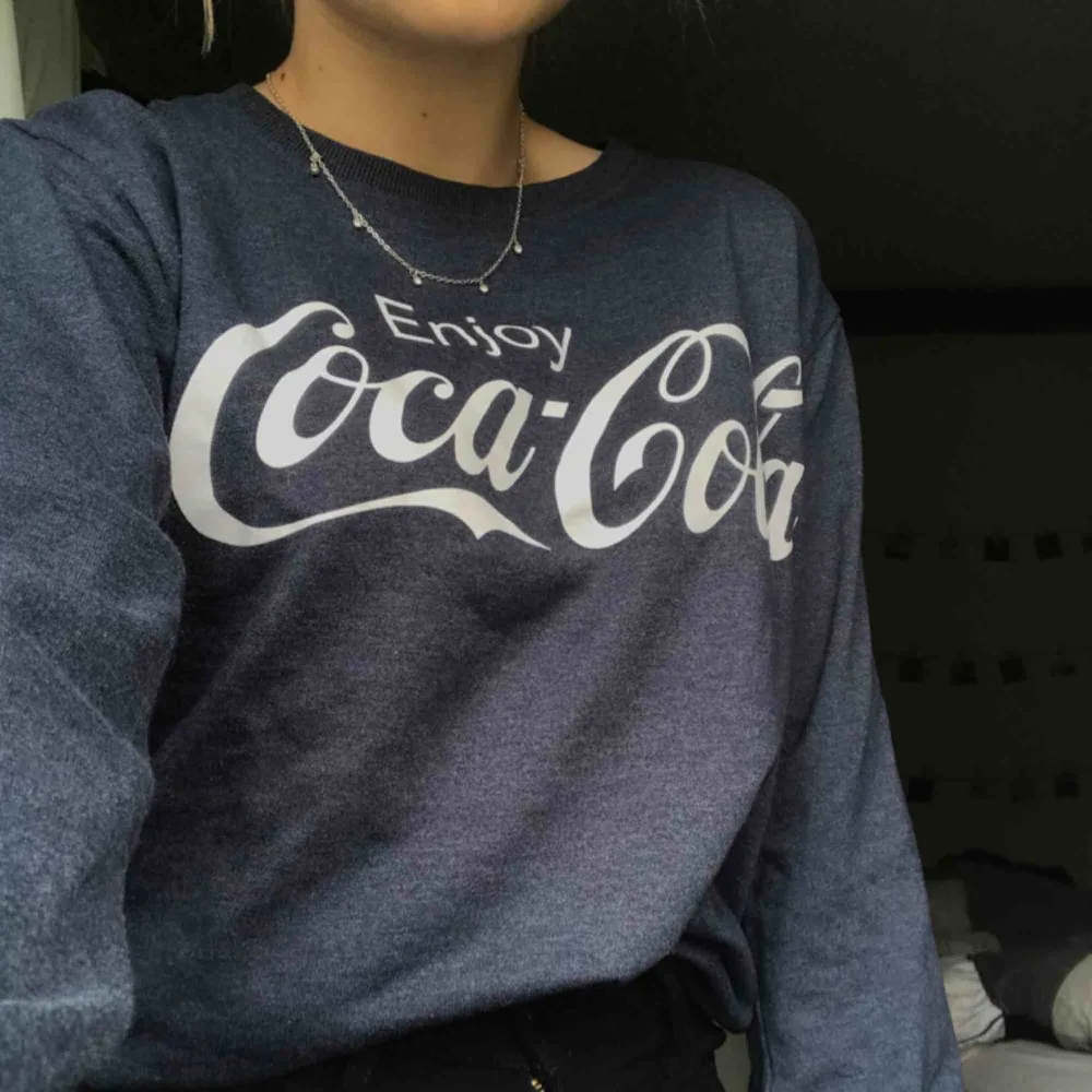 Coca-cola tröja i storlek S Använd ett fåtal gången. Tröjor & Koftor.