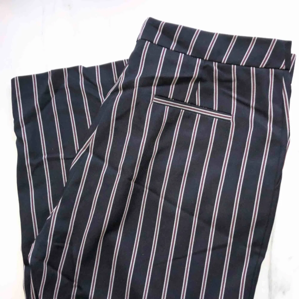 Ursnygga mörkblåa kostymbyxor med ränder från märket Collusion hos Asos! Byxorna har även fickor på båda sidorna✨ passar med vanliga t-shirts eller blusar❣️Aldrig använd. Jag betalar frakt! kan även mötas upp👍🏻. Jeans & Byxor.