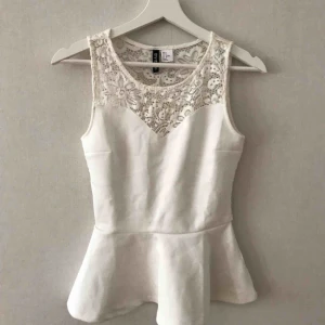  - Vit söt topp, framhäver formerna bra. Frakt tillkommer.