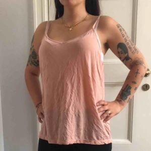  - Ett linne från Monki. Storlek medium/38-40, damstorlek. Skick: 8/10. Levereras nytvättat. Finnes på Södermalm, Stockholm. Kan postas men då står Du för frakten, (18kr). Mvh Marija & Nugget