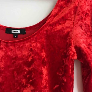  - Röd body i krossad sammet/velour. Trekvartslång ärm med djup ringning både fram och bak! Ovanligt smidig och skön knäppning nertill :) Frakt tillkommer <3 