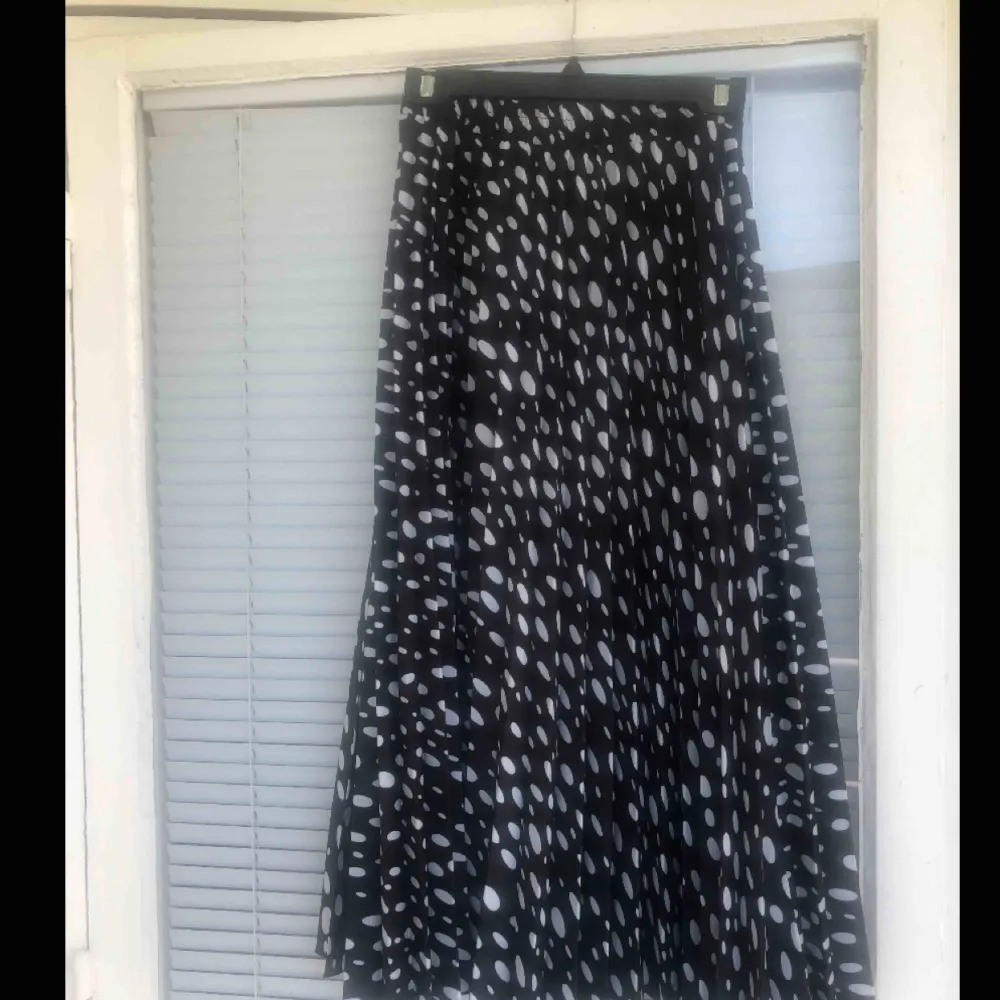 Jättesnygg och oanvänd plisserad kjol från NA-KD. Nypris: 399kr, säljes då den inte används. . Kjolar.