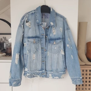  - Super cool denim jacka från Zara, lappar kvar! Storlek L men passar mig som har M (den är alltså ej gigantisk) Frakt betalas av köparen eller så kan vi träffas vid centralen eller täby centrum!